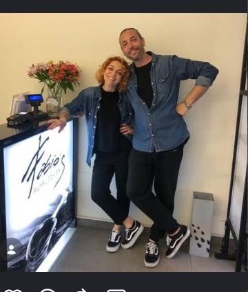 Fabio davanti all'insegna del salone, in Via Porrettana.